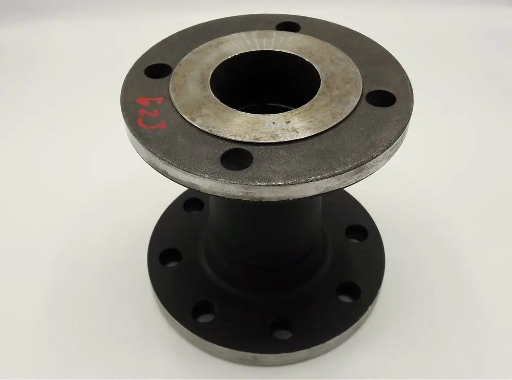 Passstück aus Metall mit einer Befestigungsfläche und mehreren Bohrungen, gefertigt von Remeha. Das Teil ist schwarz lackiert mit einer glatten, silbernen oberen Fläche.